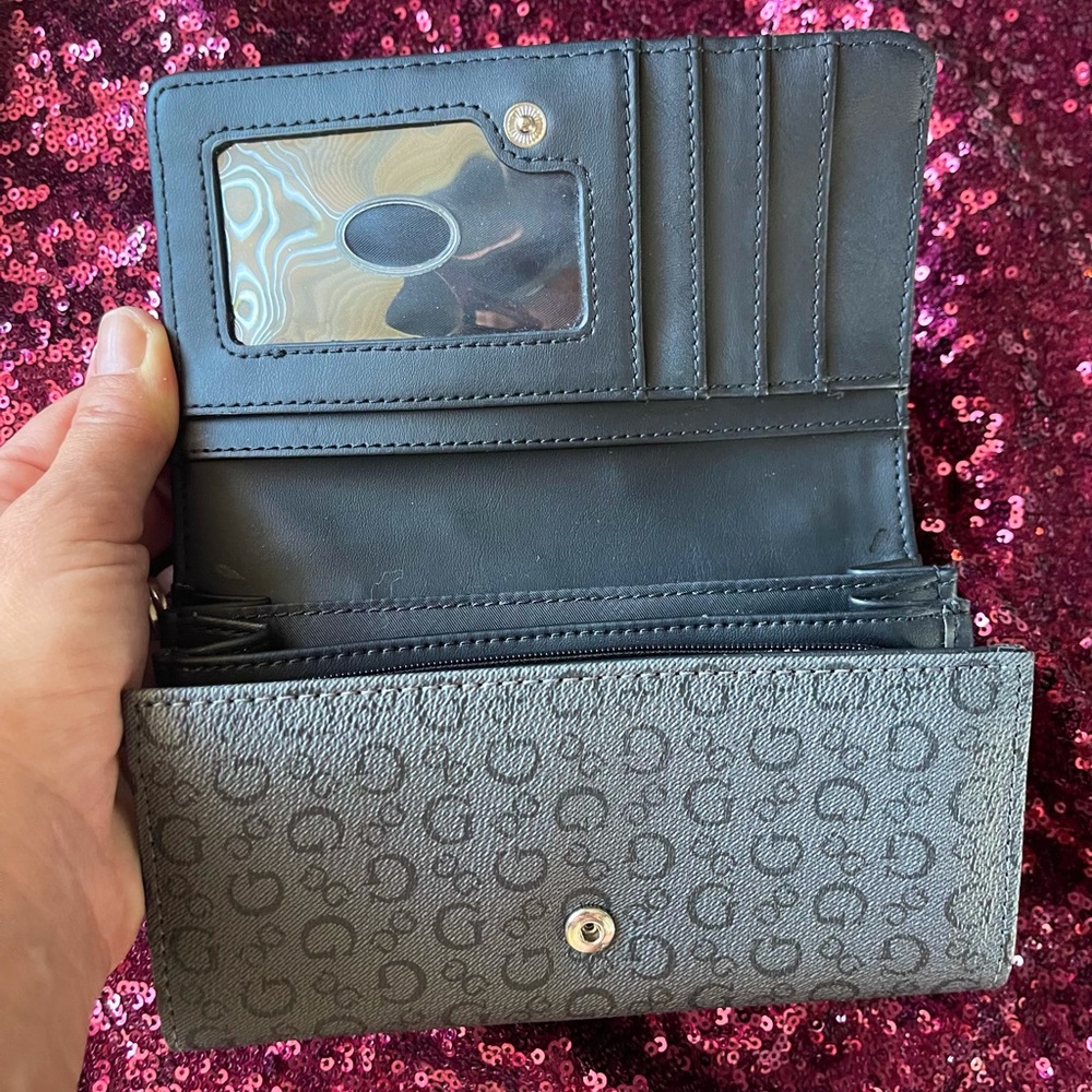 *Final Discounted Price* Vintage Guess Clutch Faux-leather, with an allover logo - Picture 5 of 9